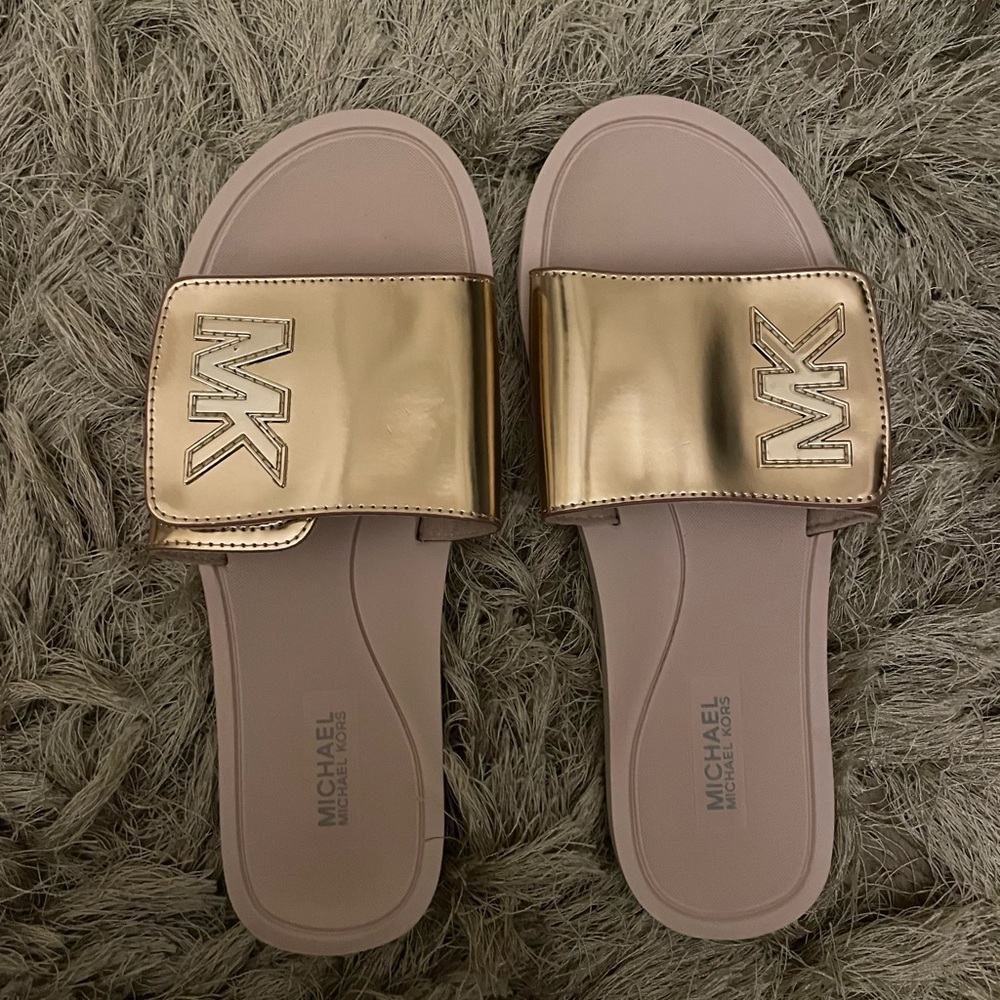 BRAND NEW- Light Pink /Rose Gold Michael Kors pool slide sandals size 7